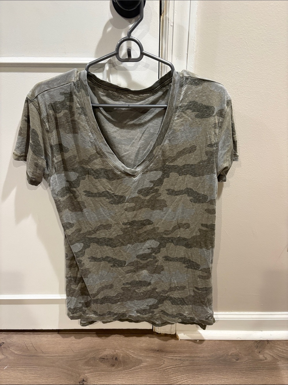 American Eagle Outfitters Women's V-Neck Camo Short Sleeve Tee - Olive